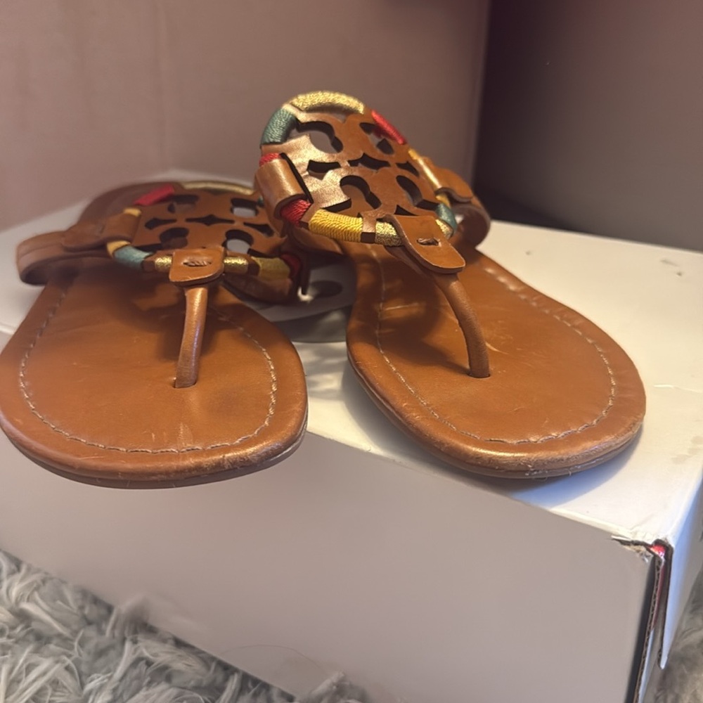 Tory Burch Brown Leather Logo Thong Sandals with Multicolor Accent - Picture 4 of 5